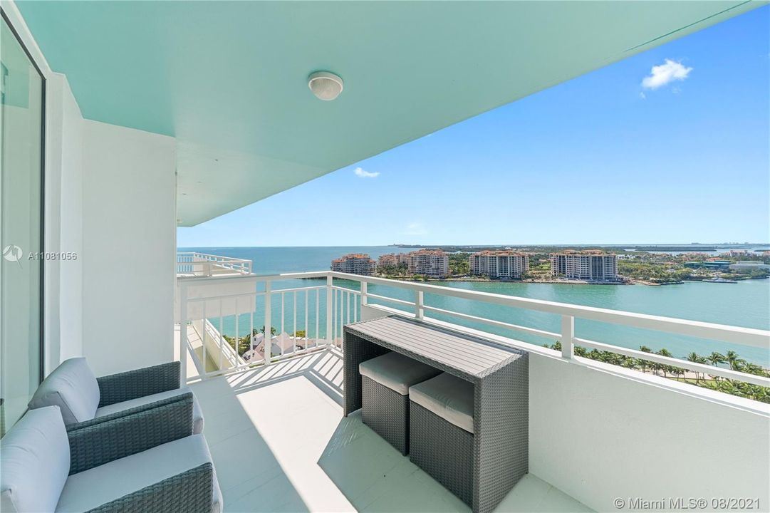Recently Sold: $1,695,000 (2 beds, 2 baths, 1165 Square Feet)