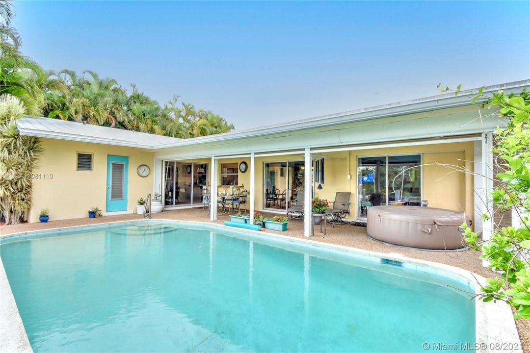 Recently Sold: $1,790,000 (3 beds, 2 baths, 1702 Square Feet)