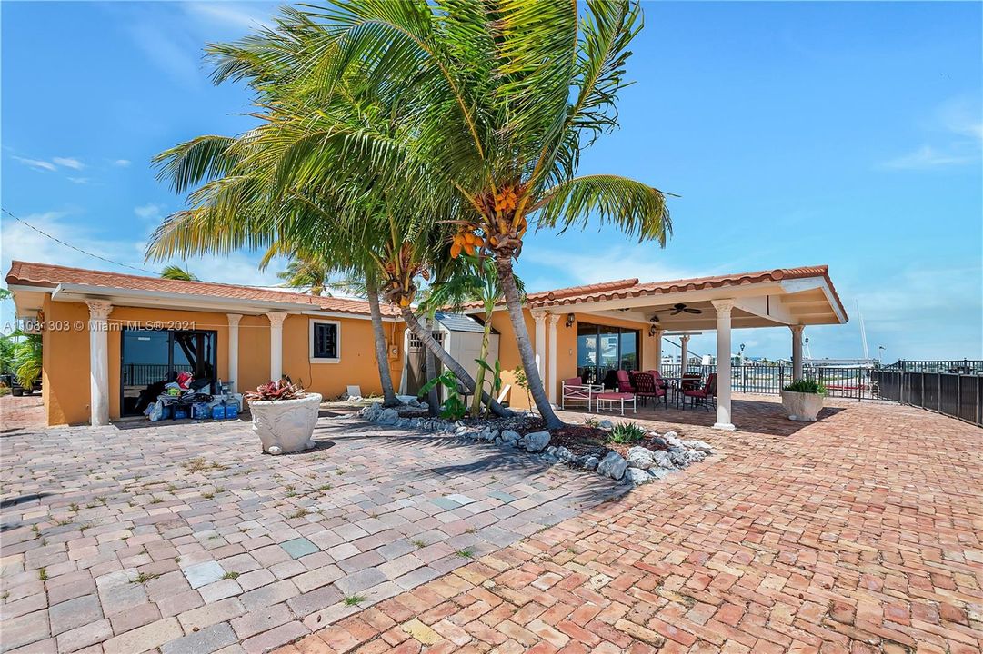 Recently Sold: $1,850,000 (4 beds, 3 baths, 1912 Square Feet)