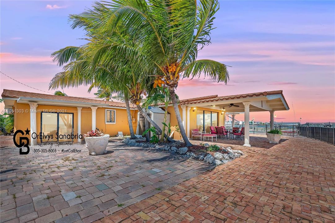 Recently Sold: $1,850,000 (4 beds, 3 baths, 1912 Square Feet)