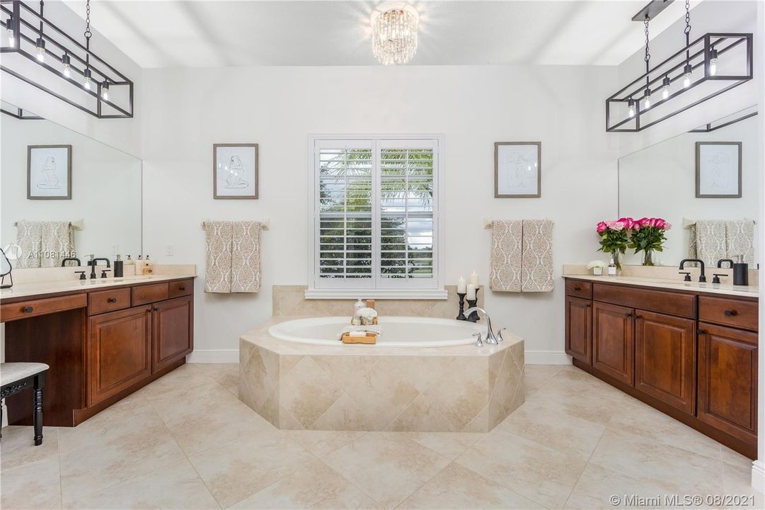 最近售出: $1,000,000 (4 贝兹, 4 浴室, 3461 平方英尺)