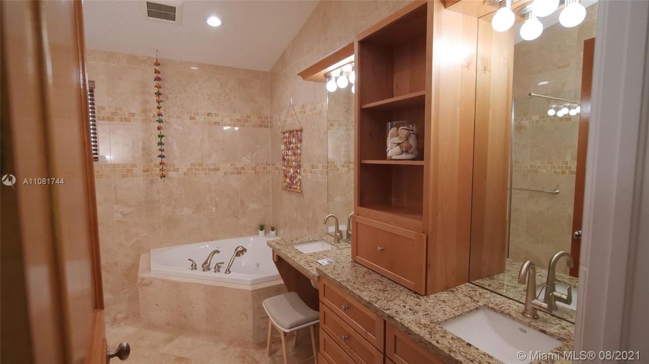 最近售出: $859,000 (5 贝兹, 4 浴室, 3521 平方英尺)