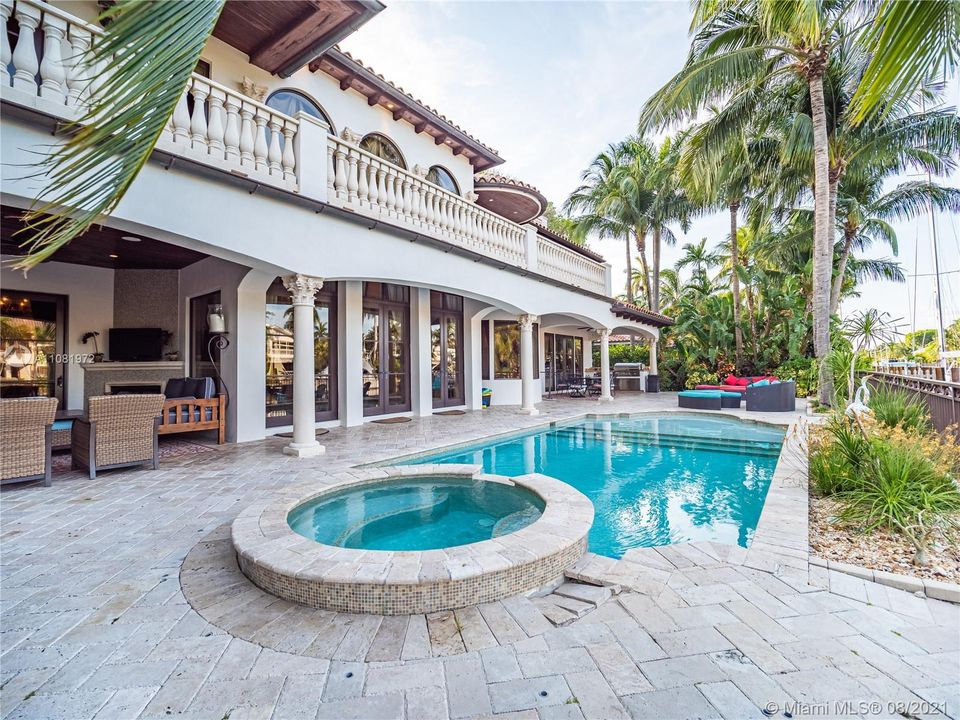 Recently Sold: $4,695,000 (6 beds, 6 baths, 5956 Square Feet)