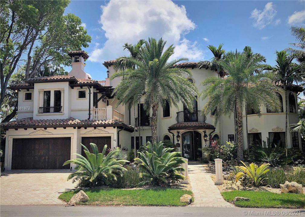 Recently Sold: $4,695,000 (6 beds, 6 baths, 5956 Square Feet)