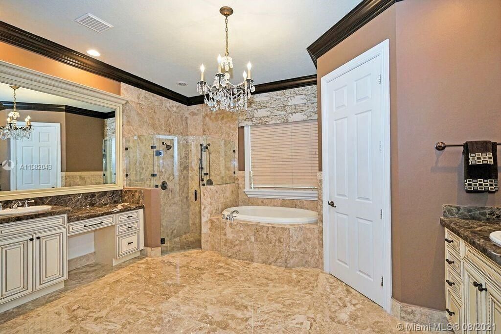 最近售出: $1,699,000 (5 贝兹, 4 浴室, 0 平方英尺)