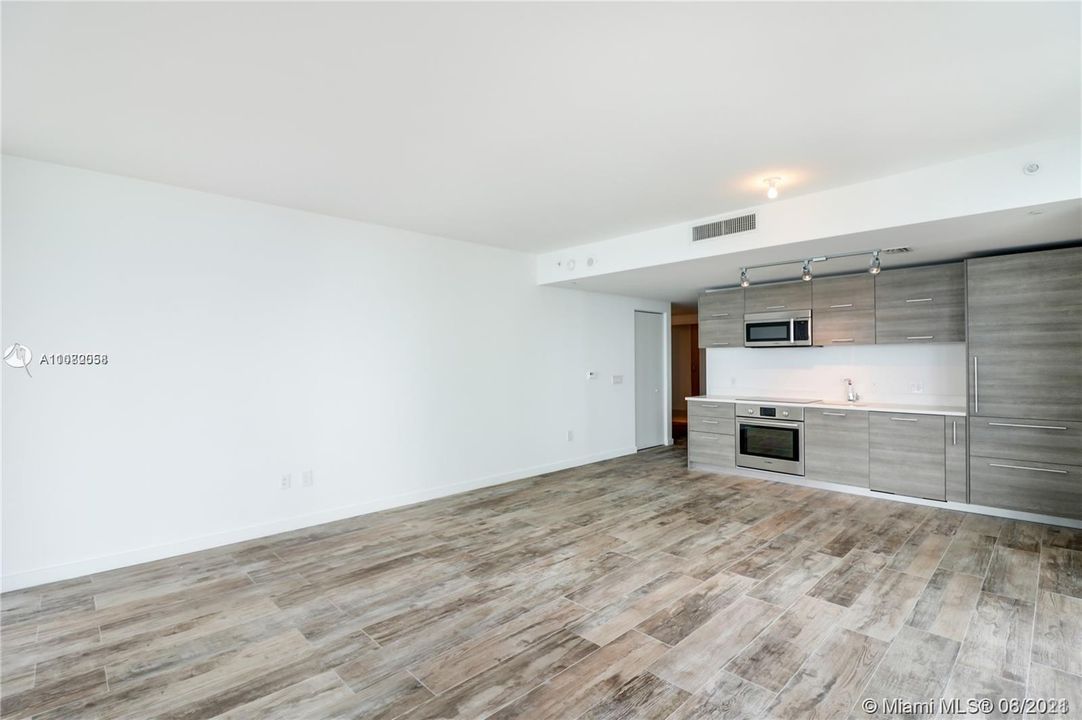 Recently Sold: $579,000 (1 beds, 2 baths, 1004 Square Feet)