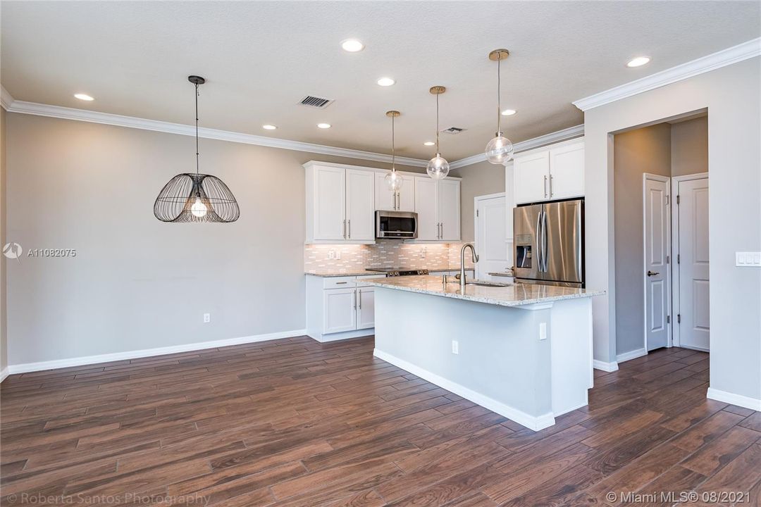 Recently Rented: $4,000 (3 beds, 2 baths, 2035 Square Feet)