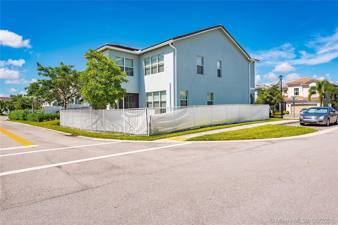 Recently Rented: $4,000 (3 beds, 2 baths, 2035 Square Feet)