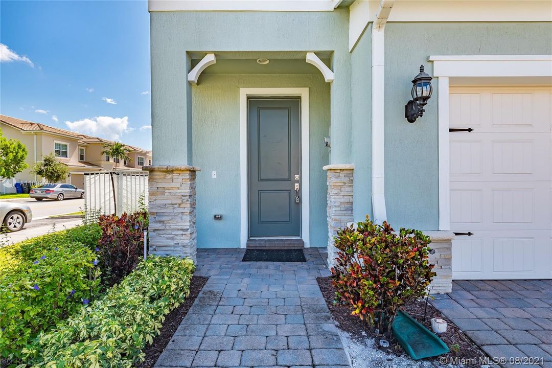 Recently Rented: $4,000 (3 beds, 2 baths, 2035 Square Feet)