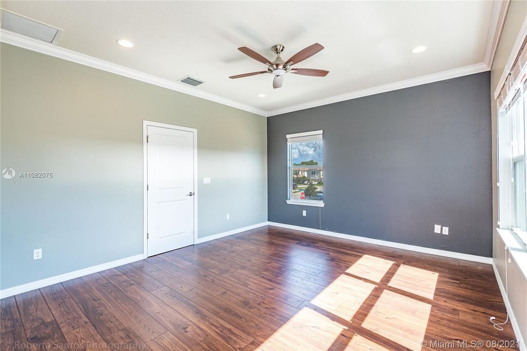 Recently Rented: $4,000 (3 beds, 2 baths, 2035 Square Feet)