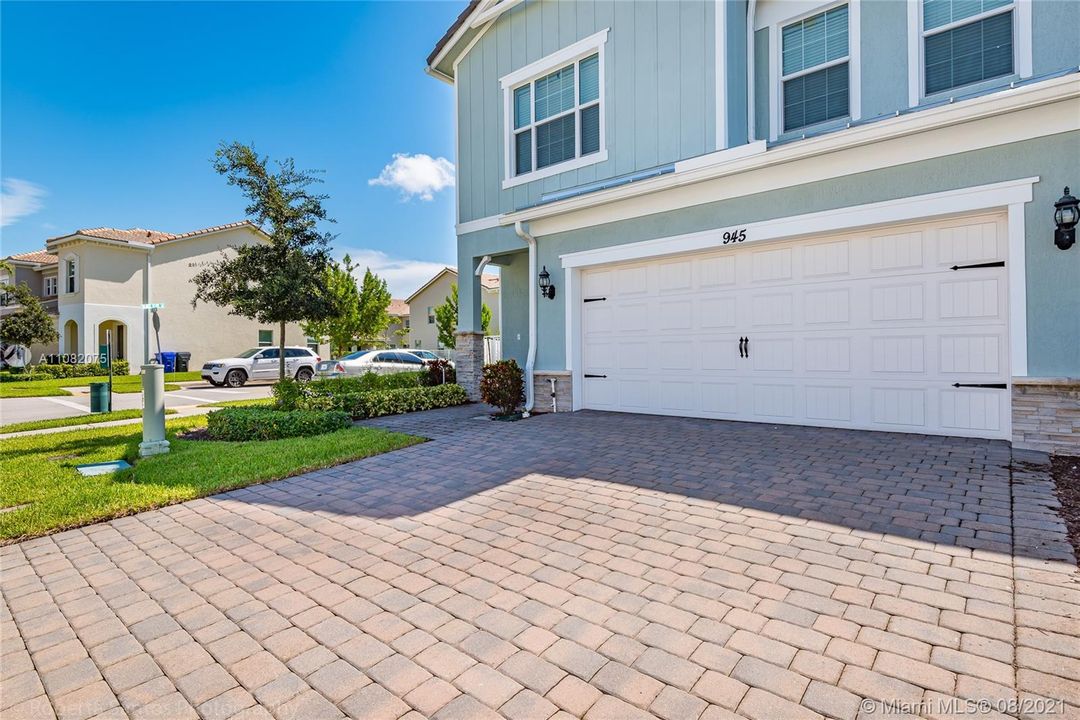 Recently Rented: $4,000 (3 beds, 2 baths, 2035 Square Feet)