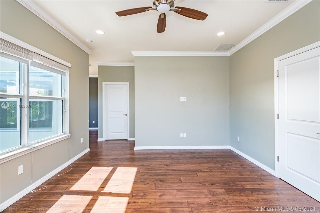 Recently Rented: $4,000 (3 beds, 2 baths, 2035 Square Feet)