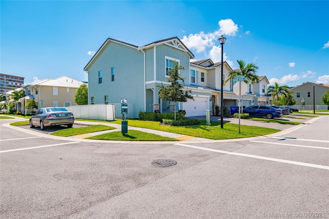 Recently Rented: $4,000 (3 beds, 2 baths, 2035 Square Feet)