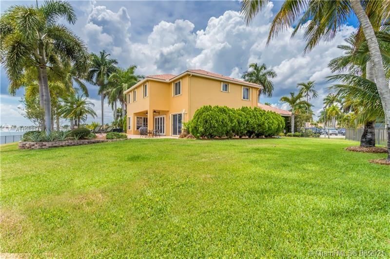 Recently Sold: $1,015,000 (7 beds, 4 baths, 4012 Square Feet)