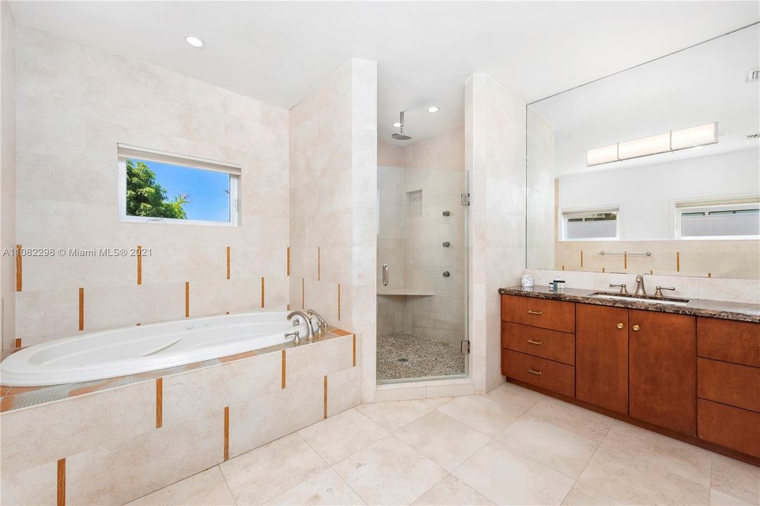出租: $45,000 (7 贝兹, 5 浴室, 3704 平方英尺)