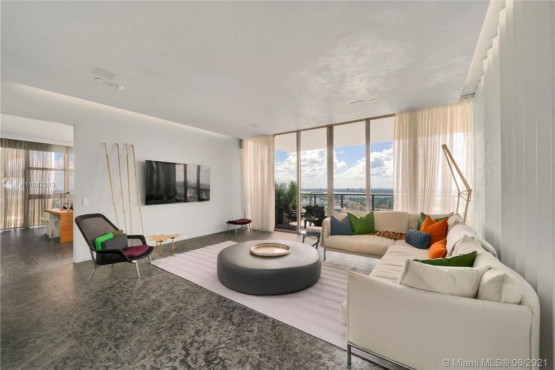 Recently Sold: $3,400,000 (2 beds, 2 baths, 1777 Square Feet)