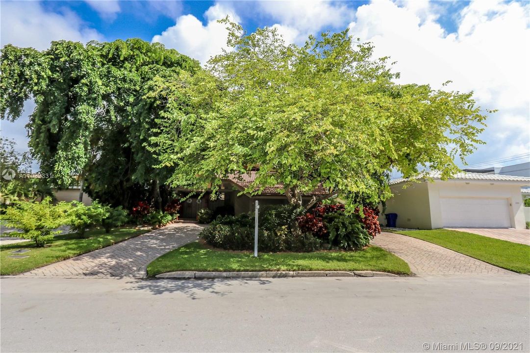 Recently Sold: $2,650,000 (2 beds, 2 baths, 3514 Square Feet)