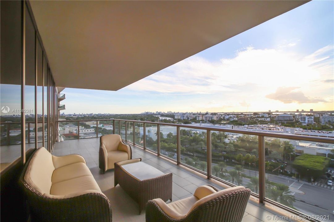 Recently Sold: $3,100,000 (2 beds, 2 baths, 1777 Square Feet)