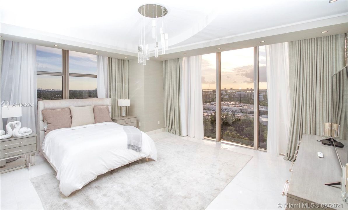 Recently Sold: $3,100,000 (2 beds, 2 baths, 1777 Square Feet)