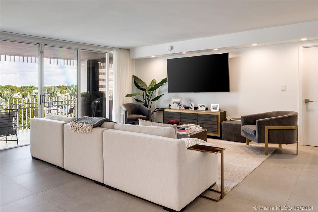 Recently Sold: $990,000 (2 beds, 2 baths, 1882 Square Feet)