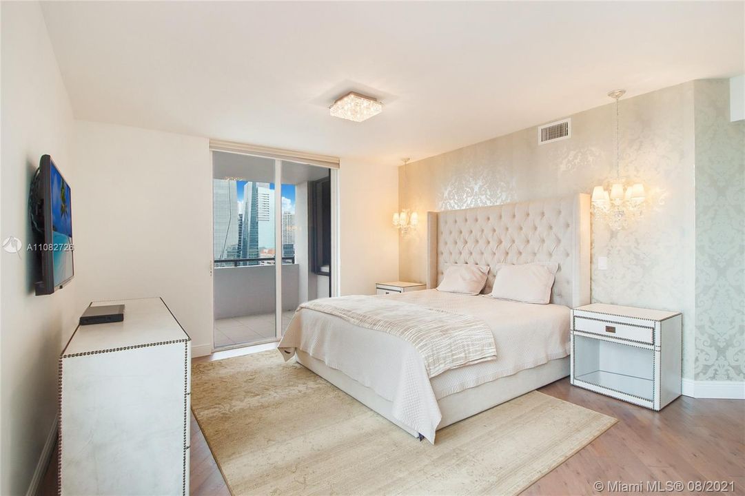 Recently Sold: $1,009,000 (2 beds, 2 baths, 2403 Square Feet)