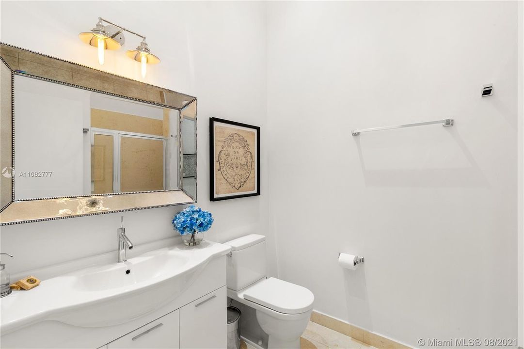 Recently Sold: $1,090,000 (2 beds, 2 baths, 1269 Square Feet)