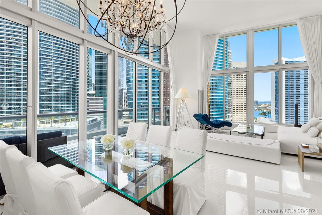 Recently Sold: $1,090,000 (2 beds, 2 baths, 1269 Square Feet)
