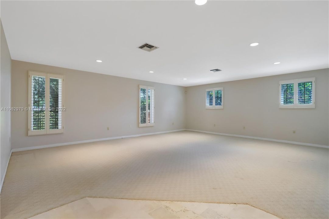 Huge flex room in guest house, could be gym/game room/additional bedroom/theater