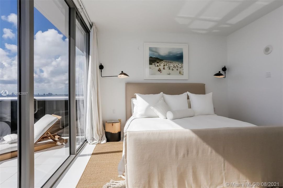 Recently Sold: $1,650,000 (2 beds, 2 baths, 1556 Square Feet)