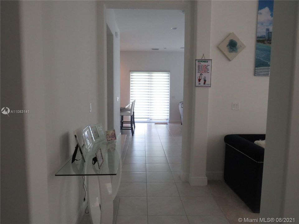 Vendido Recientemente: $559,000 (4 camas, 3 baños, 3210 Pies cuadrados)