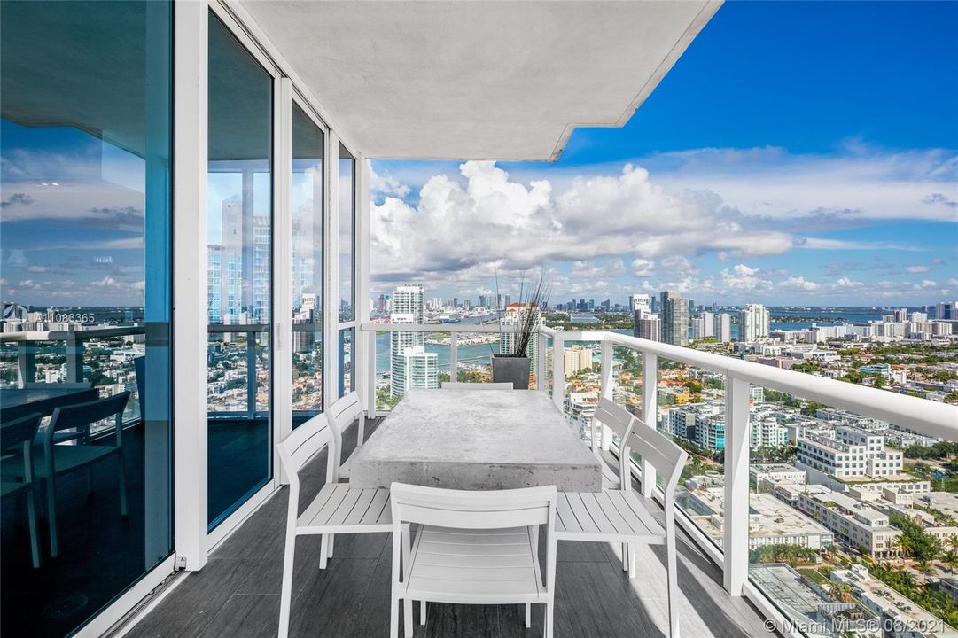Recently Sold: $13,875,000 (4 beds, 4 baths, 3030 Square Feet)