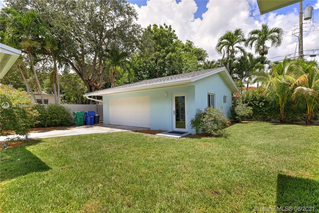 Recently Sold: $980,000 (4 beds, 3 baths, 2581 Square Feet)