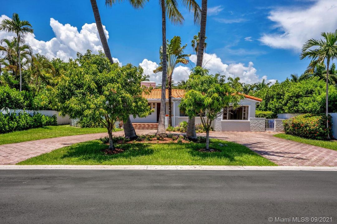 Recently Sold: $2,400,000 (4 beds, 4 baths, 2517 Square Feet)
