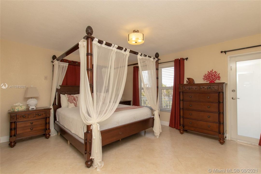 最近售出: $1,798,000 (3 贝兹, 3 浴室, 1756 平方英尺)