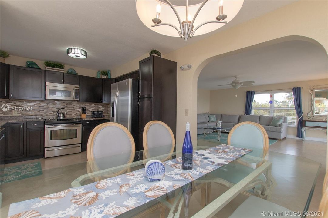 最近售出: $1,798,000 (3 贝兹, 3 浴室, 1756 平方英尺)