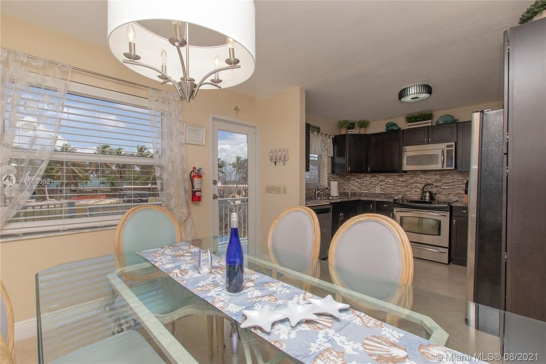 最近售出: $1,798,000 (3 贝兹, 3 浴室, 1756 平方英尺)