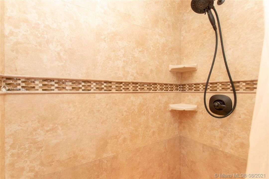 最近售出: $1,798,000 (3 贝兹, 3 浴室, 1756 平方英尺)