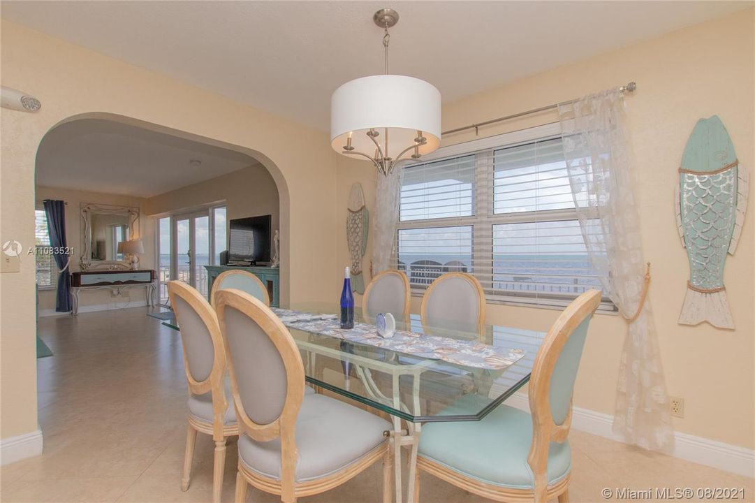 最近售出: $1,798,000 (3 贝兹, 3 浴室, 1756 平方英尺)