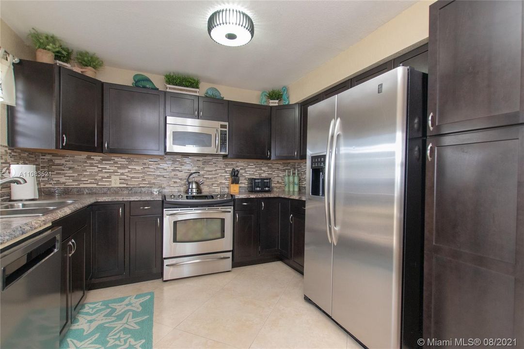 最近售出: $1,798,000 (3 贝兹, 3 浴室, 1756 平方英尺)