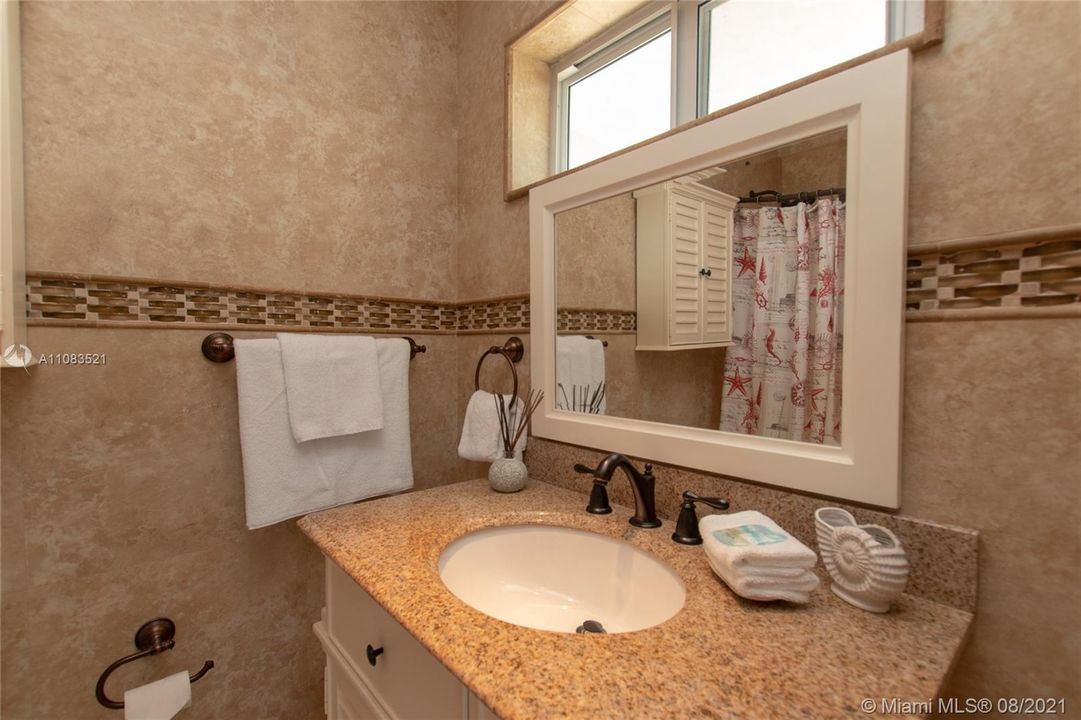 最近售出: $1,798,000 (3 贝兹, 3 浴室, 1756 平方英尺)