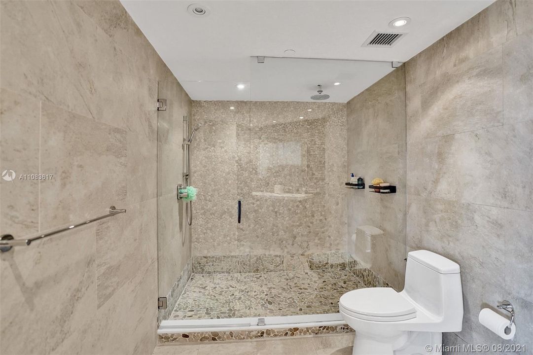 最近售出: $980,000 (3 贝兹, 3 浴室, 2400 平方英尺)