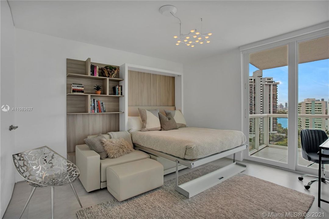 Recently Sold: $1,850,000 (2 beds, 2 baths, 1477 Square Feet)