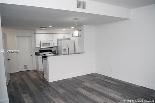 Recently Rented: $2,200 (2 beds, 1 baths, 969 Square Feet)