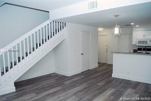Recently Rented: $2,200 (2 beds, 1 baths, 969 Square Feet)