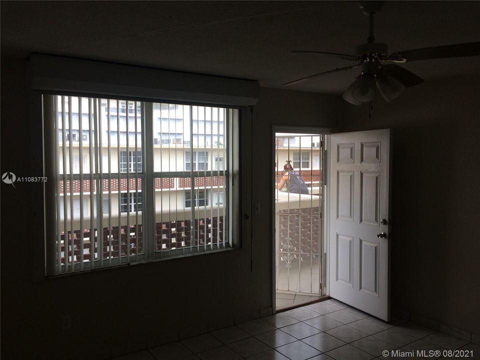 Recently Rented: $1,375 (1 beds, 1 baths, 695 Square Feet)