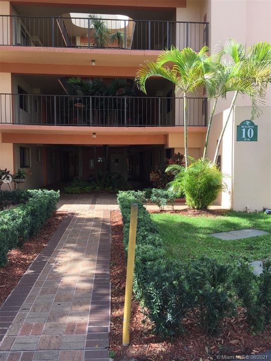 Vendido Recientemente: $195,999 (2 camas, 2 baños, 965 Pies cuadrados)