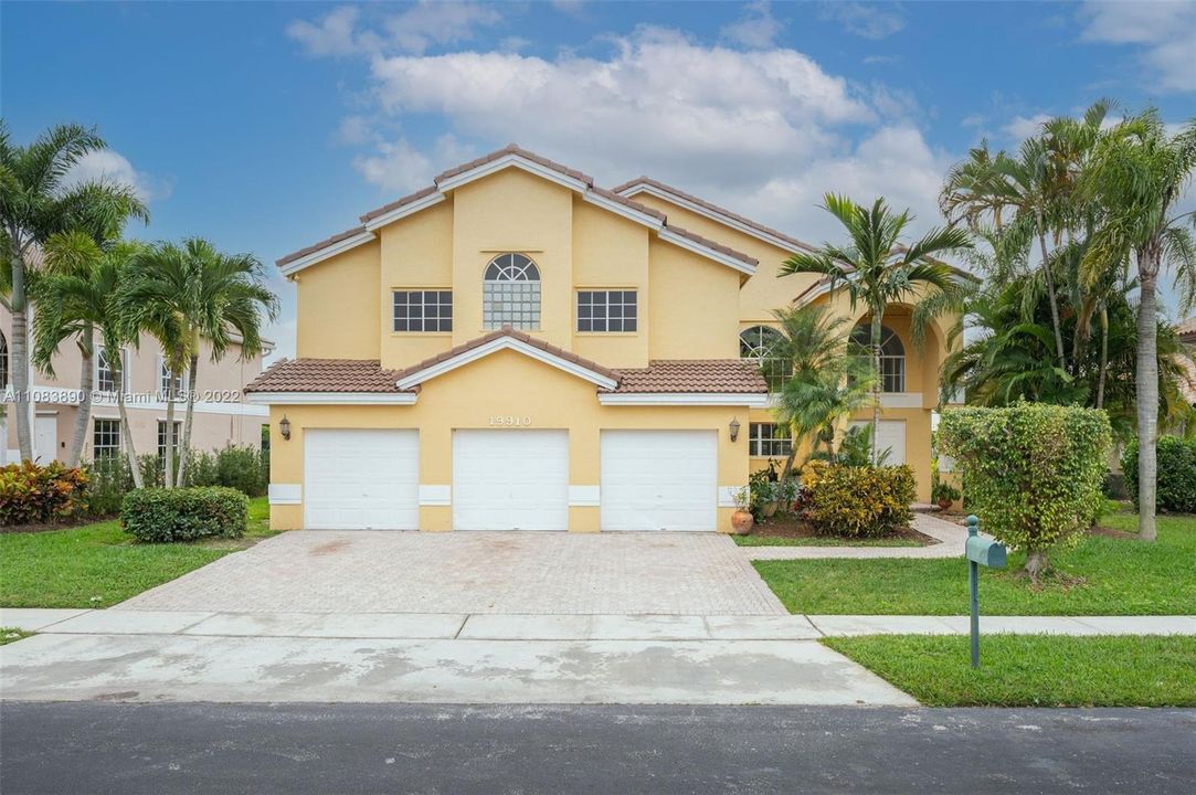 Recently Sold: $749,000 (4 beds, 3 baths, 3520 Square Feet)