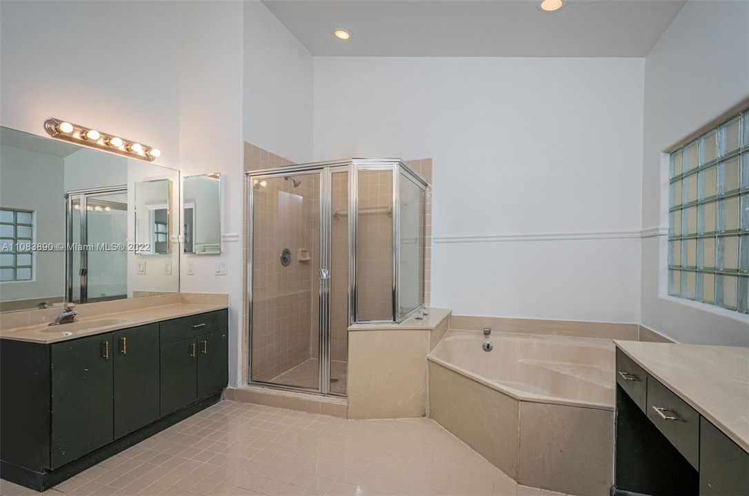 最近售出: $749,000 (4 贝兹, 3 浴室, 3520 平方英尺)