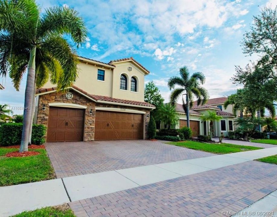 Recently Sold: $849,999 (5 beds, 4 baths, 3572 Square Feet)