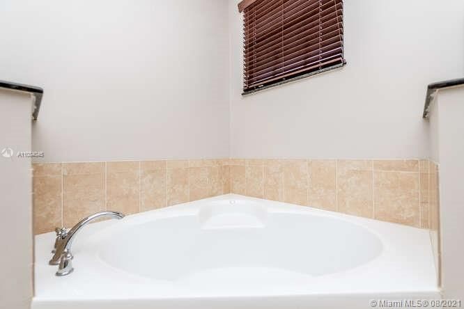 最近售出: $849,999 (5 贝兹, 4 浴室, 3572 平方英尺)